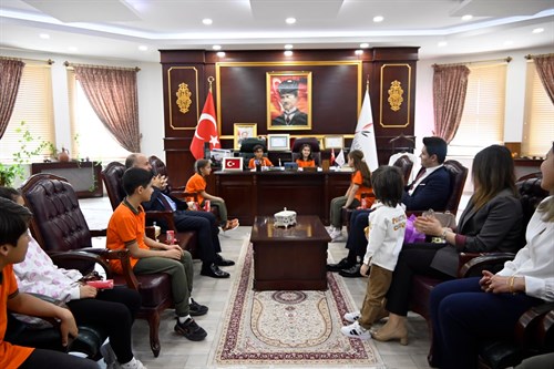 23 Nisan  dolayısıyla  Mehmet Ayaydın İlkokulu öğrencileri İlçe Kaymakamımızı makamında ziyaret etti.