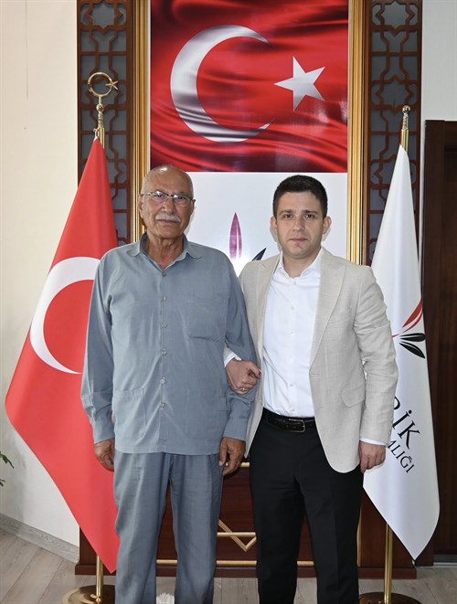 Kıbrıs Gazimiz Mehmet İsa Taş ve Şehidimiz İzzettin Yurtgül’ün kardeşi Yaşar Yurtgül, Kaymakamımız Yunus Emre Bayraklı’yı makamında ziyaret etti.