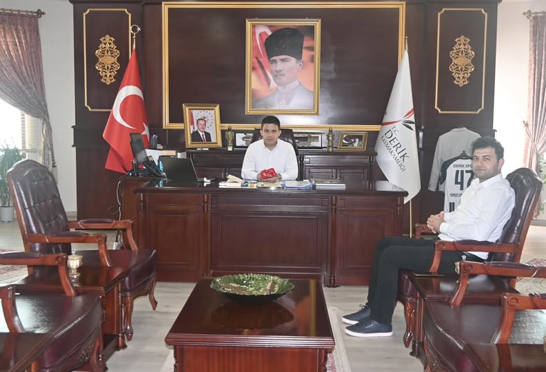 DSİ Genel Müdürlüğü İnşaat Mühendisi Abdülkadir Kadiroğlu, Kaymakamımız Yunus Emre Bayraklı’yı makamında ziyaret etti.