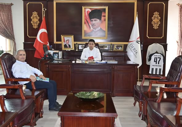İlçemize yeni atanan Derik TMO Müdürü Nedim Temli ve  vatandaşımız Zekeriya Sabuncu, Kaymakamımız Yunus Emre Bayraklı’yı makamında ziyaret etti.