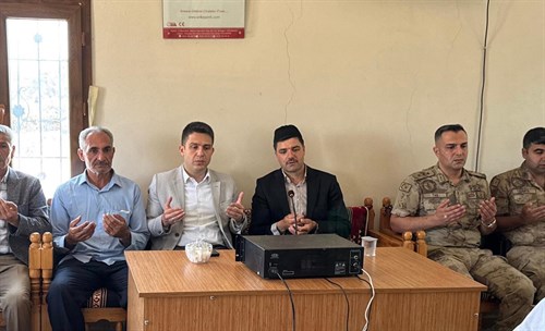 Kaymakamımız Yunus Emre Bayraklı, Şehidimiz Mehmet Sessiz’in annesi Sıdıka Sessiz’in taziyesine katıldı.