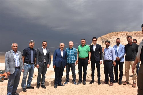 Mardin Valisi/Büyükşehir Belediye Başkan V. Sayın Mahmut DEMİRTAŞ Taş ocağını ziyaret ederek çalışma hakkında yetkililerden bilgi aldı.