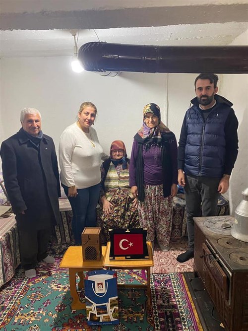 İlçemizdeki Şehit ve Gazi ailelerimiz Şehit Polis Memuru Yahya ERGİN'in ailesini, Çanakkale'de ziyaret ettiler.