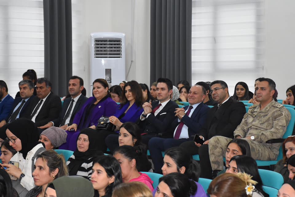 İlçe Kaymakamımız ve  Eşi Hanımefendi Sn. Başak ÇAKIR, Yazar Dilek CESUR’un  söyleşi programına katıldılar.